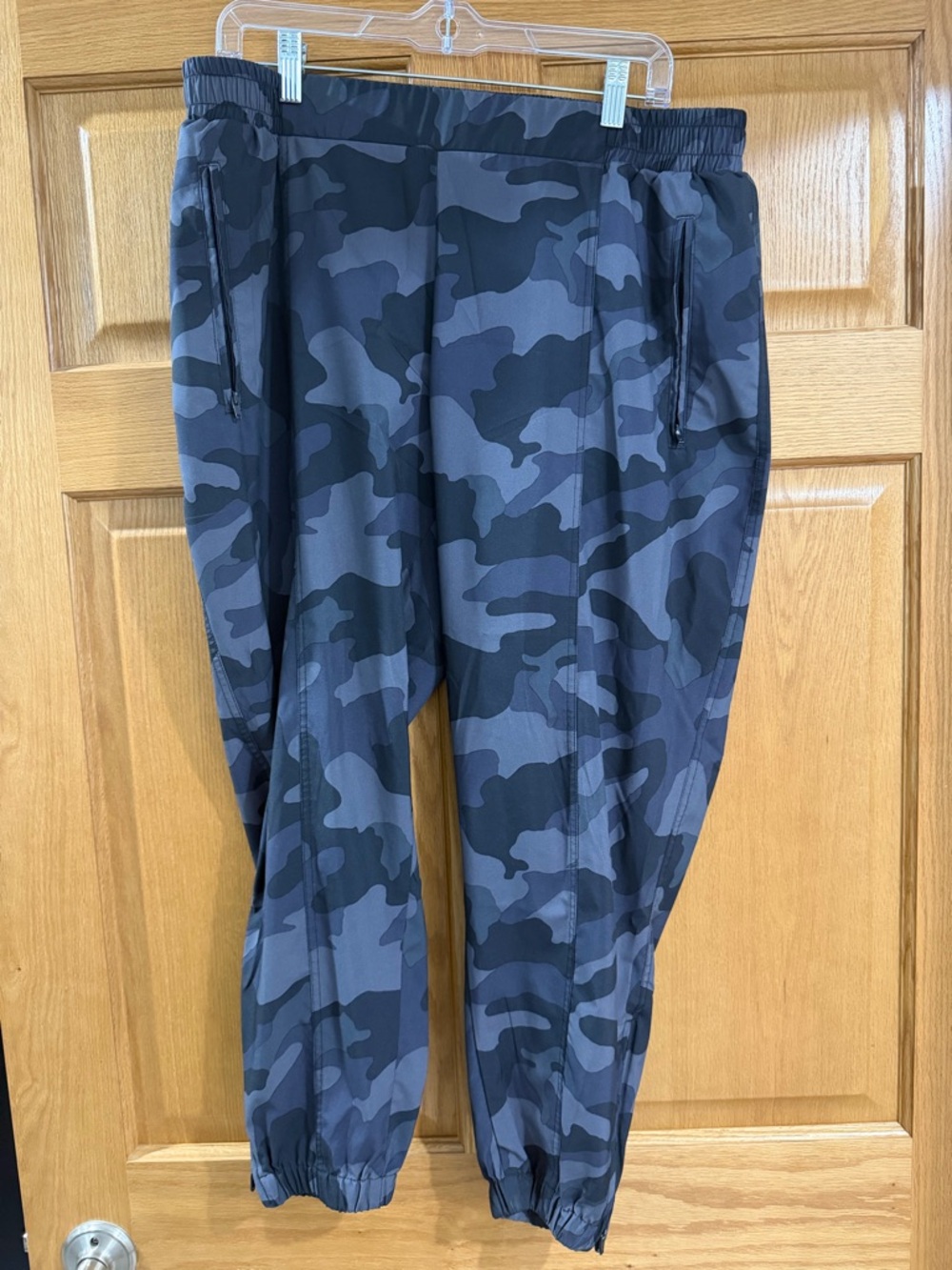 Old Navy Women's Black & Gray Camo Jogger Track Pants